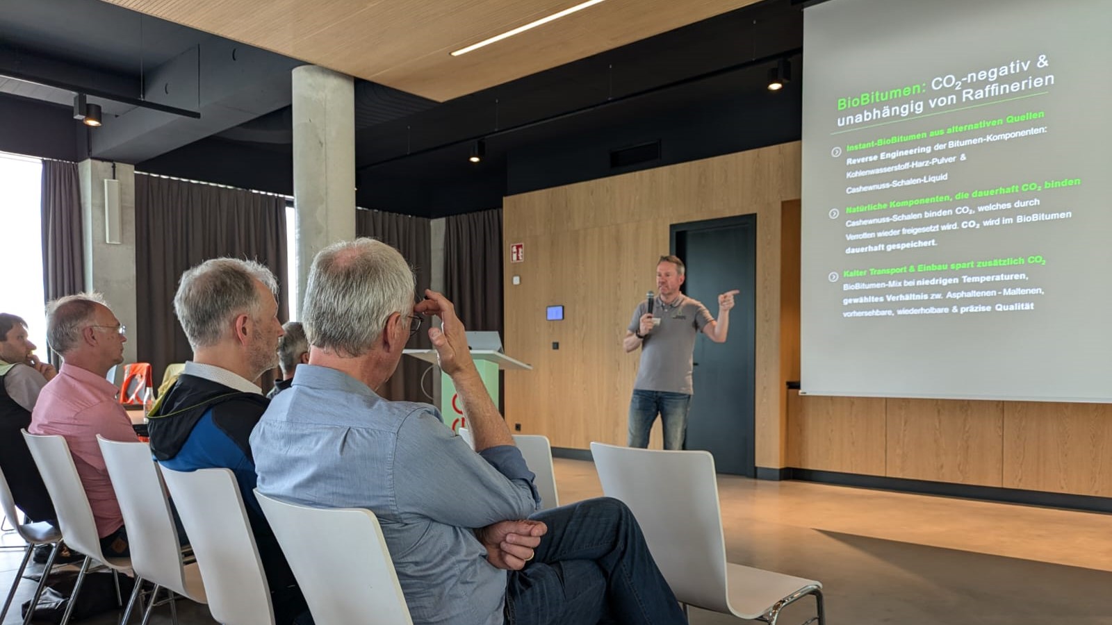 B2SQUARE expert delivering a lecture on bio-based bitumen technology